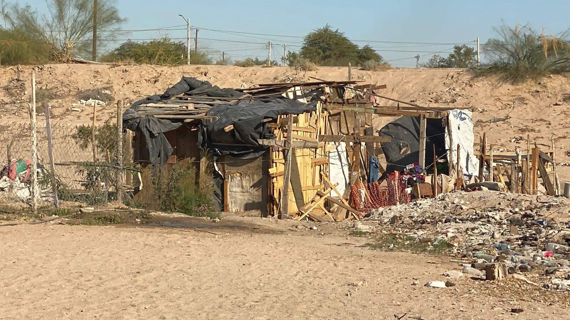 Familias de la periferia soportan intenso frío al vivir en casas construidas con desechos de madera, plástico y cartón 1